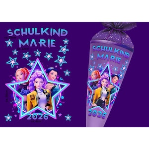 Könnte beinhalten: Eine violette Schultüte mit der Aufschrift SCHULKIND MARIE und 2026. Das Design zeigt einen großen, neonfarben umrandeten Stern mit drei illustrierten Figuren mit farbigem Haar, umgeben von kleinen Sternen. Die Tüte hat einen Verschluss oben.