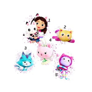 Könnte beinhalten: Eine Sammlung von Gabby's Dollhouse-Charakter-Plüschtieren. Das Bild zeigt Gabby, die eine weiße Katze, eine gelbe Katze, eine blaue Katze, eine rosa Katze mit Flügeln und eine lila Katze mit gestreiften Beinen hält. Jeder Charakter ist vor einem weißen Hintergrund mit bunten Farbspritzern.