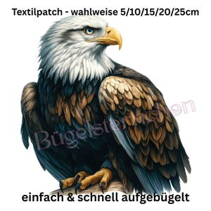 Könnte beinhalten: Ein Textilpatch mit einer detaillierten Illustration eines Weißkopfseeadlers mit gelbem Schnabel sowie braunen und schwarzen Federn. Der Text lautet: Textilpatch - wahlweise 5/10/15/20/25cm, Bügelsternchen, und einfach & schnell aufgebügelt.