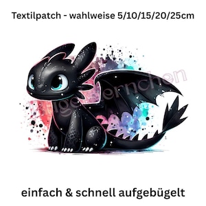 Könnte beinhalten: Ein schwarzer Drachenaufnäher mit großen türkisfarbenen Augen und einem Aquarellhintergrund aus Rosa, Blau und Lila. Der Text "Textilpatch - wahlweise 5/10/15/20/25cm" steht oben und "einfach & schnell aufgebügelt" unten.