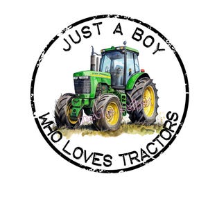 Könnte beinhalten: Ein grüner Traktor mit gelben Rädern steht im Mittelpunkt dieses Bildes, vor einem weißen Hintergrund. Der Traktor ist in einem schwarzen kreisförmigen Rahmen mit dem Text "JUST A BOY WHO LOVES TRACTORS" eingeschlossen. Das Design hat einen Aquarelleffekt.