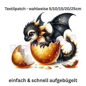 Könnte beinhalten: Eine farbenfrohe Illustration eines schwarzen und gelben Babydrachens, der aus einem goldenen Ei schlüpft. Der Text oben lautet "Textilpatch - wahlweise 5/10/15/20/25cm". Darunter steht "einfach & schnell aufgebügelt".