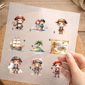 Könnte beinhalten: Ein transparenter Bogen mit neun nummerierten Illustrationen zum Thema Piraten: ein Affe, zwei Kinder, ein einzelner Pirat, ein Segelschiff, eine tropische Insel, eine Schatzkarte und drei einzelne Piratenfiguren mit Schwertern und Hüten.