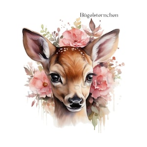 Könnte beinhalten: Aquarell-Illustration eines Rehkitzes mit großen, dunklen Augen und braunem Fell, umgeben von rosa Blumen und grünem Laub. Die Ohren des Rehkitzes sind aufgestellt, und es hat weiße Punkte auf dem Kopf. Der Text "Bügelsternchen" steht oben.