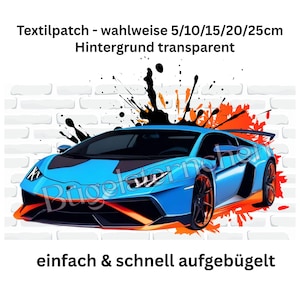 Könnte beinhalten: Ein blauer Sportwagen-Aufnäher mit orangefarbenen und schwarzen Akzenten, vor einem Hintergrund aus weißen Ziegeln. Der Aufnäher enthält Text auf Deutsch: "Textilpatch - wahlweise 5/10/15/20/25cm Hintergrund transparent einfach & schnell aufgebügelt."