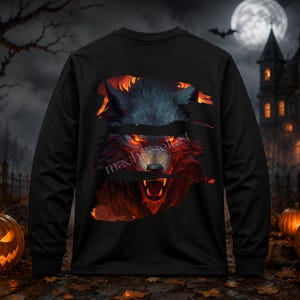 Könnte beinhalten: Ein schwarzes Langarmshirt mit einer Grafik eines knurrenden Wolfs mit leuchtend orangefarbenen Augen und Fell. Das Design ist durch horizontale Linien unterteilt, was einen Schichteffekt erzeugt. Der Text "machasellst" ist auf dem Gesicht zu sehen.