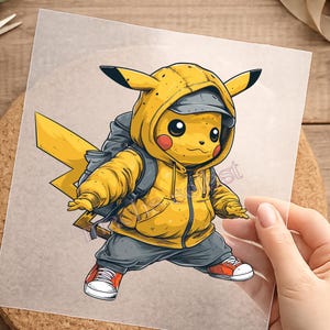 Könnte beinhalten: Ein Aufkleber mit einer gelben Pikachu-Figur, die eine gelbe Kapuzenjacke, eine graue Baseballkappe und einen grauen Rucksack trägt. Die Figur hat rote Wangen, schwarz gespitzte Ohren und trägt rot-weiße Turnschuhe mit einem Blitzschwanz.