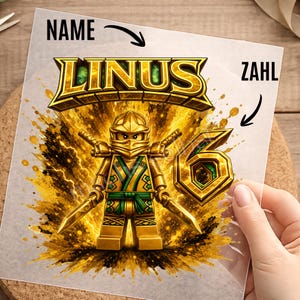 Könnte beinhalten: Ein rechteckiges, transparentes Blatt mit einer goldfarbenen Ninja-Figur, die zwei Schwerter hält, umgeben von einer gelb-schwarzen Explosionsgrafik. Der Text LINUS ist in Gold über der Figur gedruckt, und die Zahl 6 ist in Gold.