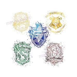 Könnte beinhalten: Fünf farbenfrohe Wappen aus der Harry-Potter-Reihe, darunter Hufflepuff, Ravenclaw, Hogwarts, Slytherin und Gryffindor. Jedes Wappen hat einzigartige Bilder und Farben mit einem Hintergrund aus Farbspritzern. Das Hogwarts-Wappen ist goldfarben.