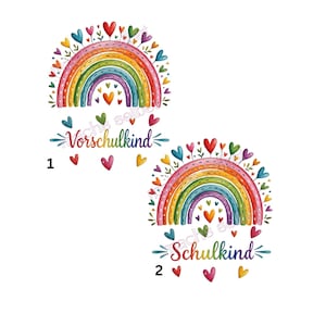 Könnte beinhalten: Zwei grafische Designs mit einem bunten Regenbogen, der von kleinen Herzen umgeben ist. Das erste Design enthält den Text "Vorschulkind" und die Zahl "1". Das zweite Design enthält den Text "Schulkind" und die Zahl "2". Beide Regenbögen sind mit verschiedenen kleinen, bunten Herzen verziert.