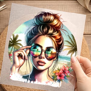Könnte beinhalten: Illustration einer Frau mit einem Dutt, die eine runde Sonnenbrille trägt. Die Sonnenbrille spiegelt eine Strandszene mit Palmen und einem farbenfrohen Sonnenuntergang wider. Das Bild hat einen Aquarellstil mit tropischen Blumen.