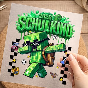 Könnte beinhalten: Ein grüner, pixeliger Charakter mit Sonnenbrille und Rucksack, mit dem Wort "SCHULKIND" in grünen, tropfenden Buchstaben. Das Bild enthält einen Fußball, Sterne und andere schulbezogene Grafiken.