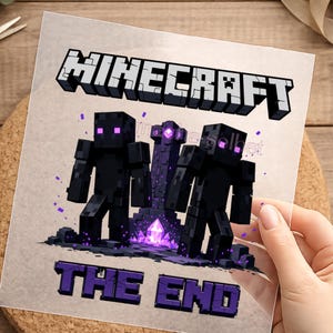 Könnte beinhalten: Ein Minecraft-Print mit dem Spiel-Logo und dem Schriftzug "THE END" in Lila. Das Bild zeigt zwei Endermen mit leuchtend violetten Augen und eine zentrale Struktur mit einem leuchtenden Kristall.