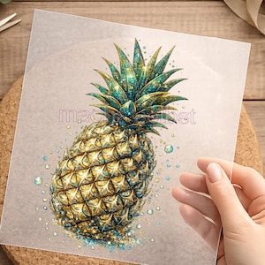 Könnte beinhalten: Detaillierte Illustration einer Ananas mit Gold- und Türkistönen. Die Ananas befindet sich auf einem transparenten Blatt mit dem Text "mac host". Das Bild befindet sich auf einer Korkoberfläche.