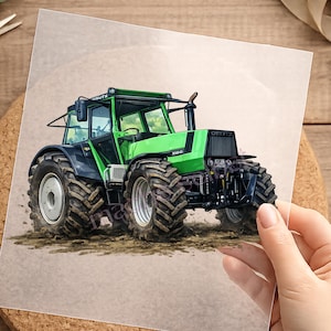 Könnte beinhalten: Ein hellgrüner Deutz X160 Traktor mit großen schwarzen Reifen, einem schwarzen Kabinenrahmen und einem schwarzen Frontgrill. Der Traktor ist auf einem Feld mit sichtbarem Schlamm an den Reifen dargestellt und zeigt Details der Kabine.