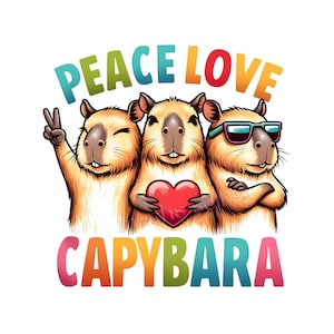 Könnte beinhalten: Eine grafische Illustration von drei Wasserschweinen mit dem Text PEACE LOVE CAPYBARA in bunten Buchstaben. Das linke Wasserschwein macht ein Friedenszeichen, das mittlere hält ein rotes Herz und das rechte trägt eine blaugrüne Sonnenbrille.