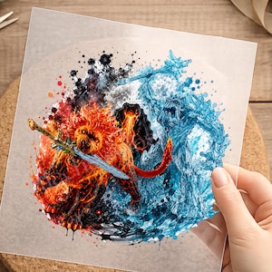 Könnte beinhalten: Ein quadratisches Transferblatt mit einer lebendigen Illustration eines feurigen Löwen, der ein Schwert im Maul hält, neben einer gezackten, kristallinen blauen Eisfigur. Das Design verwendet aquarellartige Spritzer in Rot, Orange und Blau.