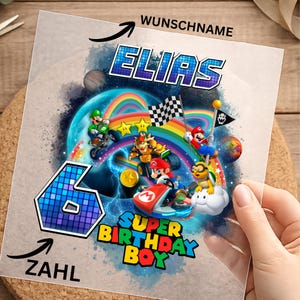 Könnte beinhalten: Ein quadratischer, transparenter Aufkleber mit einem Super Mario Weltraum-Motiv, das Mario, Luigi und Bowser in Karts zeigt. Er enthält den Namen ELIAS in Blau, eine große Zahl 6 mit blauem Gittermuster und den Text SUPER BIRTHDAY BOY.
