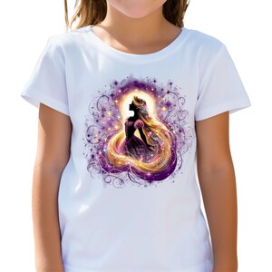 Könnte beinhalten: Weißes T-Shirt mit einer Silhouette einer Frau mit langem, fließendem goldenem Haar, einem rosa Kleid und einem lila Hintergrund mit Sternen und Wirbeln. Das Design ist auf dem T-Shirt zentriert.