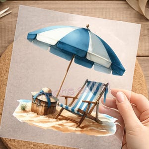 Könnte beinhalten: Aquarellillustration einer Strandszene mit einem blau-weiß gestreiften Sonnenschirm, einem Holz-Strandstuhl und einer Schatzkiste mit Strohhut. Die Szene spielt sich an einem Sandstrand mit einem kleinen Gewässer ab.