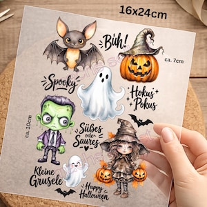 Könnte beinhalten: Ein transparenter Bogen mit Halloween-Illustrationen, darunter eine Fledermaus, ein Geist, ein Kürbis, ein grünes Monster und eine Hexe. Die Texte umfassen "Buh!", "Spooky", "Hokus Pokus", "Süßes oder Saures", "Kleine Grusele" und "Happy Halloween". Maße: 16x24cm.