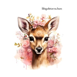 Könnte beinhalten: Aquarell-Illustration eines Rehs mit großen, dunklen Augen und einer schwarzen Nase. Das Reh ist mit einem Blumenkranz geschmückt und von rosa Blumen und Blättern umgeben. Der Text "Bügelsternchen" steht oben.