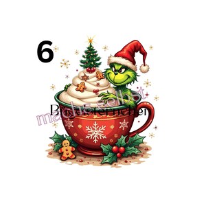 Könnte beinhalten: Eine rote Tasse mit weißem Schneeflockenmuster, gefüllt mit Schlagsahne, gekrönt von einem kleinen Weihnachtsbaum und Lebkuchen. Eine grüne Kreatur mit roter Weihnachtsmütze sitzt in der Tasse. Die Zahl 6 und Text sind zu sehen.
