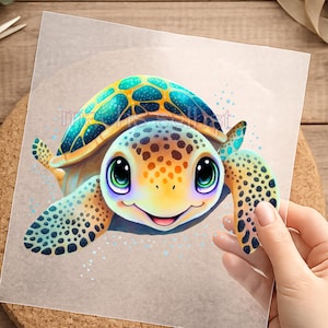 Könnte beinhalten: Ein quadratischer Aufkleber mit einer farbenfrohen Illustration einer Meeresschildkröte mit großen Augen, einem gelben Gesicht und einem gemusterten Panzer in Blau- und Goldtönen. Der Text "machs selbst" steht in kleinen roten Buchstaben darauf.