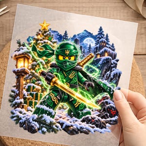 Könnte beinhalten: Ein quadratischer Aufkleber mit einer grünen Ninja-Minifigur, die ein leuchtendes gelbes Schwert hält. Die Szene zeigt einen verschneiten Weihnachtsbaum mit Schmuck, verpackte Geschenke, eine leuchtende Laterne und eine Berglandschaft mit Vollmond.