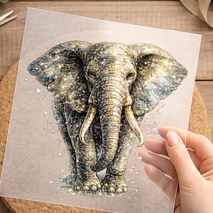 Könnte beinhalten: Detaillierte Illustration eines Elefanten mit einem strukturierten, glitzernden Design. Der Elefant ist in Gold-, Blau- und Silbertönen dargestellt, mit sichtbaren Stoßzähnen und großen Ohren. Das Kunstwerk hat einen Glitzereffekt.