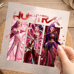 Könnte beinhalten: Ein quadratischer Druck mit dem Text "HUNTRAX" in metallisch roter Schrift über drei vertikalen Feldern. Jedes Feld zeigt eine stilisierte Figur in lebendigen Outfits, umgeben von kleinen roten und weißen Herzsymbolen auf einem Hintergrund.