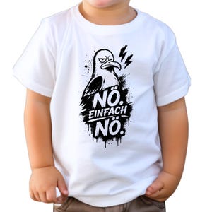 Könnte beinhalten: Ein weißes T-Shirt mit kurzen Ärmeln und einem schwarzen Grafikdruck einer mürrischen Möwe mit Blitzen über dem Kopf. Unter dem Vogel steht der Text NÖ. EINFACH NÖ. in einer fetten, abgenutzten Schriftart im Tintenklecks-Stil auf der Brust.