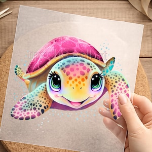 Könnte beinhalten: Bunte Illustration einer Meeresschildkröte mit rosa Panzer, gelb-orangenem Gesicht und großen, ausdrucksstarken Augen. Die Flossen und der Panzer der Schildkröte sind mit einem Regenbogen aus Farben verziert. Der Text "mach selbst" ist sichtbar.