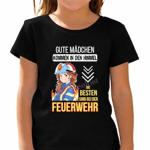 Könnte beinhalten: Schwarzes T-Shirt mit einer Cartoon-Illustration einer Feuerwehrfrau mit Helm. Der Text auf dem Shirt lautet: "Gute Mädchen kommen in den Himmel, die Besten sind bei der Feuerwehr."
