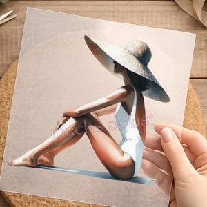 Könnte beinhalten: Ein Aquarelldruck einer Person in einem weißen Badeanzug und einem breitkrempigen Hut, die an einem Strand sitzt. Der Text "mach selbst" ist sichtbar. Das Kunstwerk hat eine weiche, warme Farbpalette.