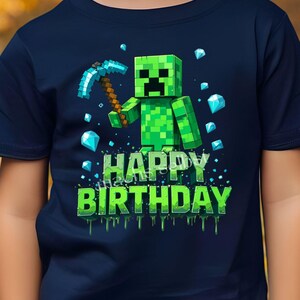 Könnte beinhalten: Marineblaues T-Shirt mit einem grünen, pixeligen Creeper, der eine Spitzhacke hält, und den Worten "HAPPY BIRTHDAY" in grünen, tropfenden Buchstaben. Das Design umfasst blaue Diamanten, ideal für einen Minecraft-Fan.