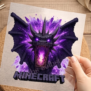 Könnte beinhalten: Ein quadratischer Aufkleber mit einem dunklen, blockartigen Drachenkopf mit leuchtend violetten Augen und einem violett feuer speienden Maul. Der Drache ist von violetter Energie und Kristallen umgeben, mit dem Wort MINECRAFT in schwarzen Buchstaben.