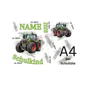 Könnte beinhalten: Ein Set aus Bügelbildern mit zwei grünen Traktoren, Reifenspuren sowie dem Text NAME, 2026 und Schulkind. Das Blatt enthält verschiedene Maße in Zentimetern, wie ca. 16cm, ca. 11cm, ca. 8cm und ca. 5cm, gekennzeichnet als A4-Set für Schultüten.