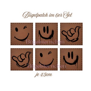 Könnte beinhalten: Ein Set aus sechs braunen quadratischen Aufnähern mit schwarz genähten Kanten. Jeder Aufnäher zeigt ein anderes schwarzes Smiley-Gesicht-Design, einschließlich Zwinkern, Lächeln und einer Handgeste. Der Text "Bügelpatch im 6er Set" und "je 4,5cm" sind sichtbar.