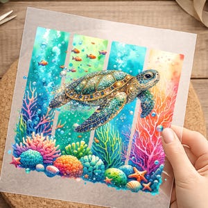 Könnte beinhalten: Ein farbenfroher Aquarelldruck einer Meeresschildkröte, die in einer Unterwasserszene schwimmt. Das Kunstwerk zeigt lebendige Korallen, Seesterne und Fische in Blau-, Grün-, Orange- und Rosatönen. Die Meeresschildkröte hat einen detaillierten Panzer mit goldenen Akzenten.