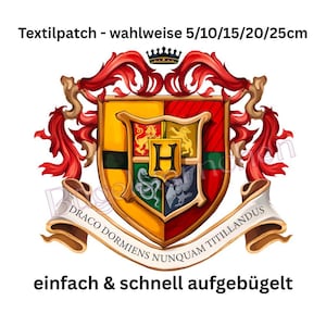 Könnte beinhalten: Ein Textilpatch mit einem Wappenschild, das in vier Quadranten unterteilt ist, mit einem zentralen Buchstaben H, einer Krone oben und rotem Rankenwerk an den Seiten. Ein Banner unten zeigt DRACO DORMIENS NUNQUAM TITILLANDUS. Text: 5/10/15/20/25cm.