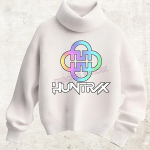 Könnte beinhalten: Weißer Rollkragenpullover mit einem farbenfrohen Logo und dem Text "HUNTRAX". Das Logo ist ein geometrisches Design mit einem Farbverlauf aus Blau, Grün, Gelb und Rosa. Der Pullover hat ein weiches, strukturiertes Aussehen.