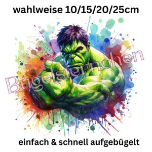 Könnte beinhalten: Ein grüner Hulk-Grafik mit einem Aquarell-Spritzer-Hintergrund. Der Text enthält "wahlweise 10/15/20/25cm" und "einfach & schnell aufgebügelt". Der Hulk beugt seinen Arm, mit einem strengen Ausdruck.