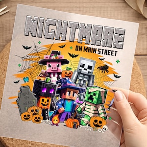 Könnte beinhalten: Ein quadratischer Druck mit dem Text NIGHTMARE ON MAIN STREET über einer Gruppe blockartiger, pixeliger Figuren in Halloween-Kostümen, darunter ein Schwein, ein Skelett, eine Kürbisfigur und eine Mumie, umgeben von Spinnweben und Fledermäusen.