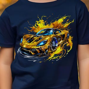 Könnte beinhalten: Marineblaues T-Shirt mit einem goldenen Sportwagen-Design, blauen Scheinwerfern und feurigen Akzenten. Das Auto hat den Text "machsells" unten. Der Text "Bügelsternchen" steht oben.