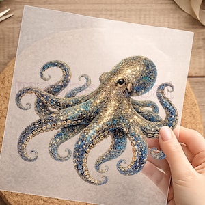 Könnte beinhalten: Detaillierte Illustration eines Oktopus mit schimmerndem Gold- und Blau-Farbschema. Der Oktopus ist mit komplizierten Details dargestellt, einschließlich seiner Tentakel und strukturierten Haut. Das Kunstwerk wird vor einem neutralen Hintergrund gehalten.
