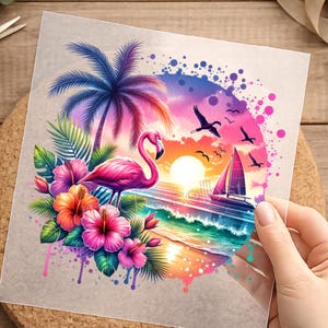 Könnte beinhalten: Eine lebendige tropische Illustration mit einem rosa Flamingo, Palmen, Hibiskusblüten und einem Segelboot vor einem Sonnenuntergang. Das Kunstwerk enthält farbenfrohe Spritzer und Vogelsilhouetten, die ein Strandthema hervorrufen.