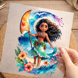 Könnte beinhalten: Eine farbenfrohe Illustration einer polynesischen Frau, die einen Speer mit floralem Design hält. Sie ist von Meereswellen und tropischen Blumen umgeben. Das Kunstwerk ist lebendig mit Blautönen, Orange und Grün.