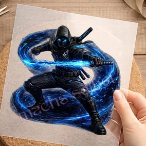 Könnte beinhalten: Ein Grafiktransfer mit einer Kapuzenfigur in schwarzer taktischer Ausrüstung mit leuchtend blauen Augen, die ein Schwert schwingt, umgeben von wirbelnder blauer elektrischer Energie. Der halbtransparente Text Machs Sellout ist überlagert.