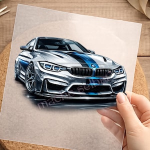 Könnte beinhalten: Eine Illustration eines silbernen BMW Sportwagens mit einem markanten blauen und schwarzen Rennstreifen auf der Motorhaube. Das Fahrzeug hat einen schwarzen Nierengrill, scharfe, eckige Scheinwerfer mit blauen Akzenten und große Leichtmetallfelgen.